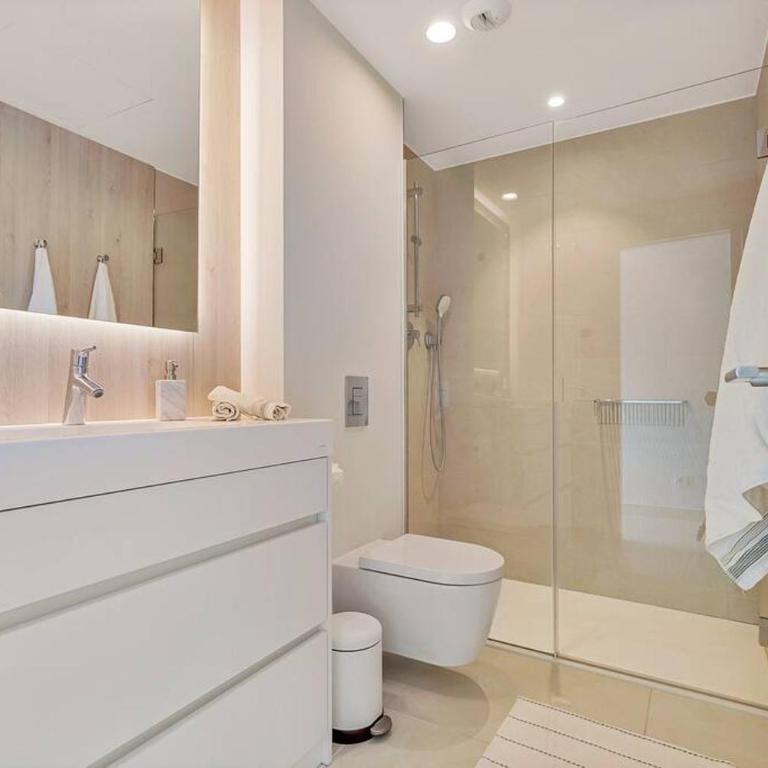 Fantastic 3bdr Penthouse - Lux - Three-Bedroom Apartment - 25