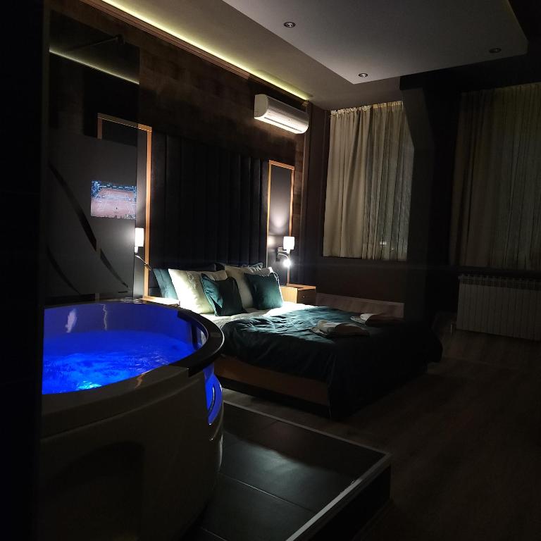 IN CLUB - Dvokrevetna Soba sa Bračnim Krevetom i Spa Kadom - 1