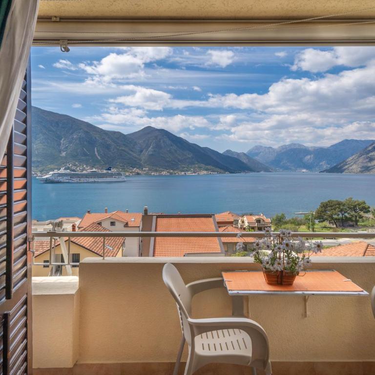 Seaside Serenity: 2-Bedroom Apartment with Boka Bay View - Apartman sa 2 Spavaće Sobe - 1