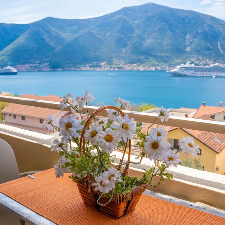 Seaside Serenity: 2-Bedroom Apartment with Boka Bay View - Apartman sa 2 Spavaće Sobe - 15