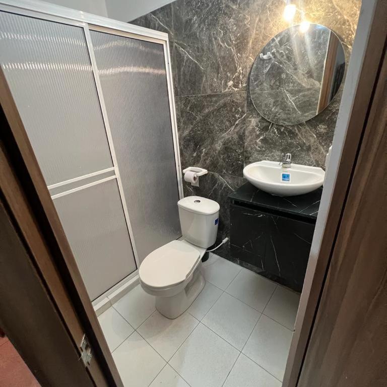 Hotel Almalu - Habitación Familiar con baño - 13