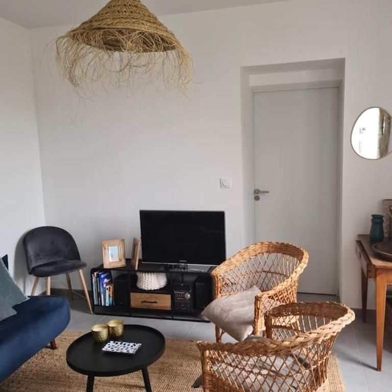 Jolie maison en pierre avec parking privé - Maison 2 Chambres - 10