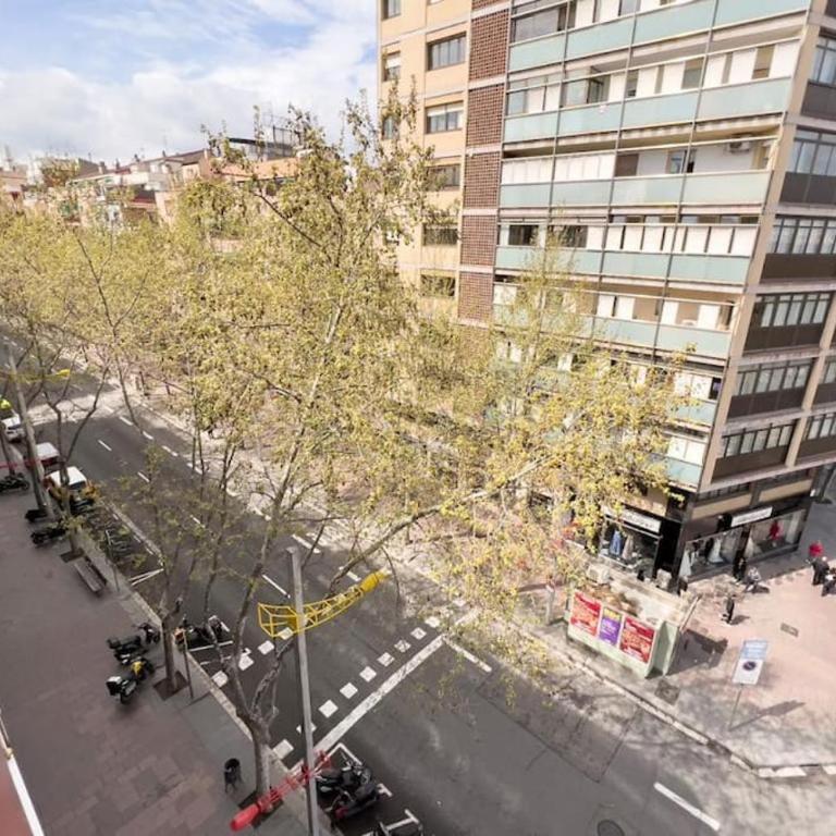 BeBarceloner Sant Andreu Apartments - 3 bedrooms - Three-Bedroom Apartment - 8