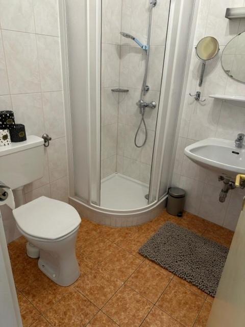 Pension COLUMBIA inkl Frühstück im Zentrum - Chambre Double de Luxe avec Balcon 1 - 15