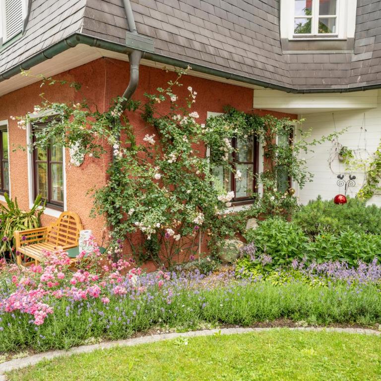 Apartments im Garten - Haus Anna - Apartment mit Terrasse und Gartenblick - 11