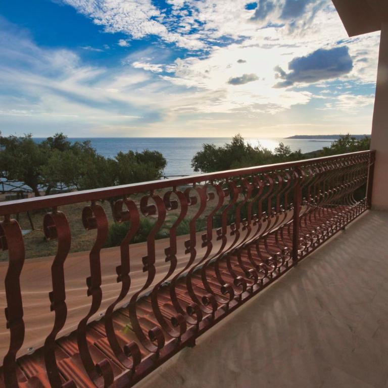 Case Bongiovi - Two-Bedroom House - 13