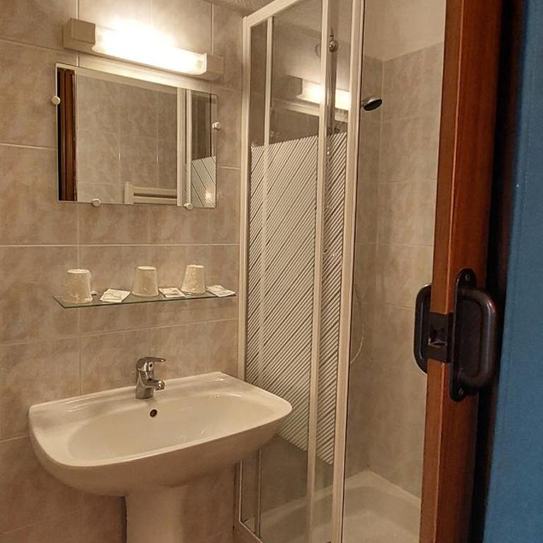 Hotel pascal - Chambre Triple Supérieure - 4