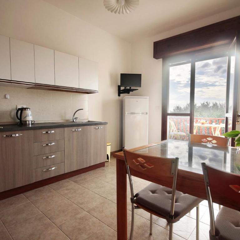 Case Bongiovi - Two-Bedroom House - 11