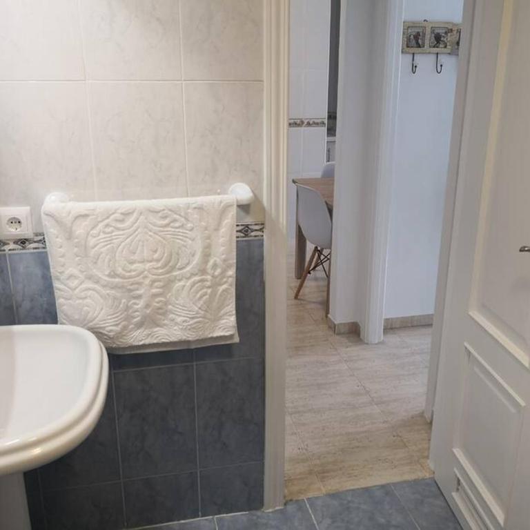 Apartamento Zona Playa En Roquetas Cerca de Bares Restaurantes y Centro Comercial - Two-Bedroom Apartment - 9