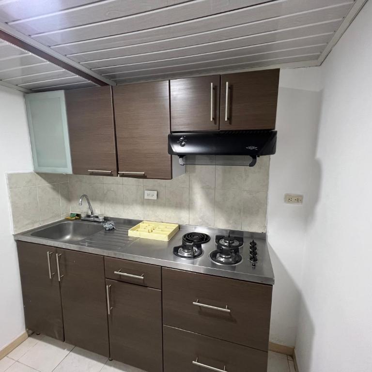 Hermoso apartaestudio con excelente ubicación - Apartamento de 2 dormitorios - 16
