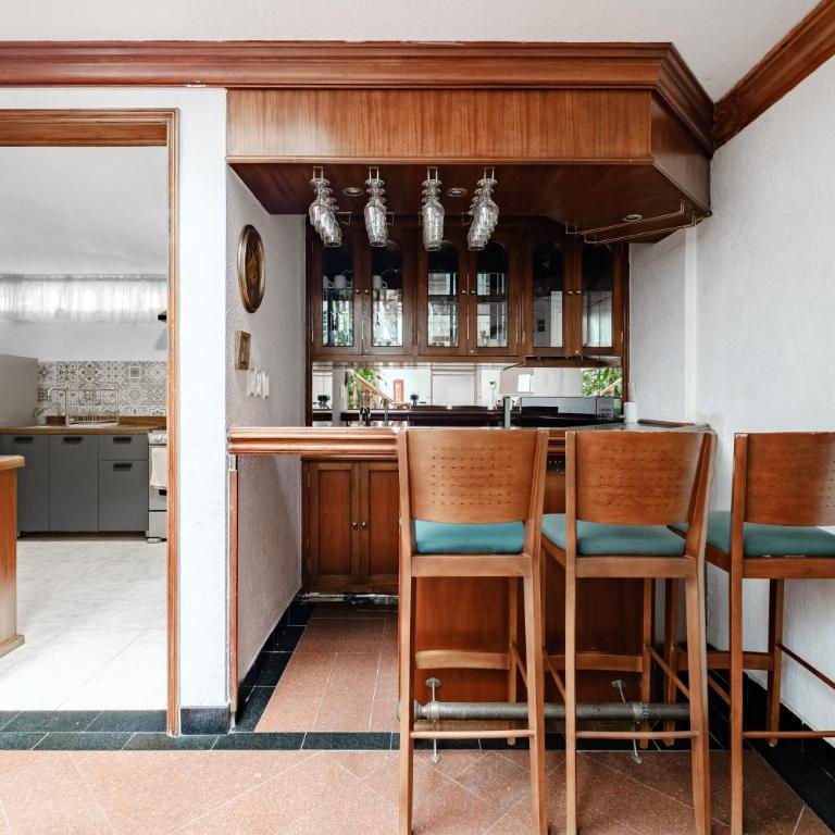 Senda Stays Coyoacan - 6BR Casa and Garden Steps from Frida Kahlo - Six-Bedroom House - 6