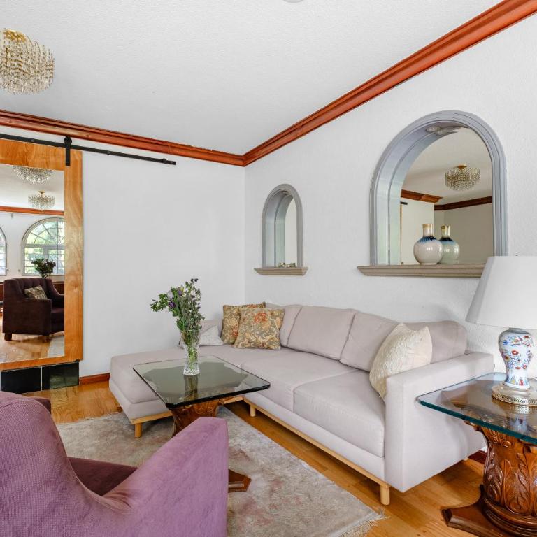 Senda Stays Coyoacan - 6BR Casa and Garden Steps from Frida Kahlo - Six-Bedroom House - 7