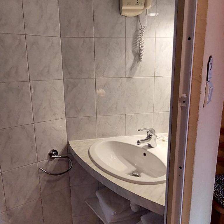 Hotel pascal - Chambre Double avec Toilettes Communes - 2