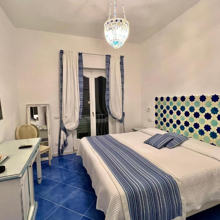 Hotel Villa Delle Palme in Positano - Camera Matrimoniale/Doppia con Letti Singoli con Balcone - 36