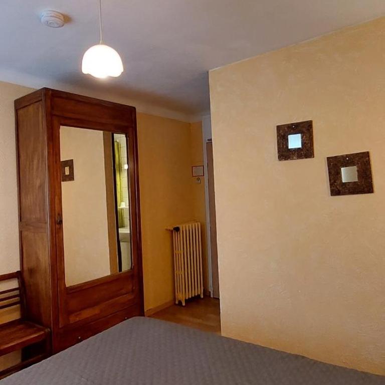 Hotel pascal - Chambre Double avec Toilettes Communes - 7
