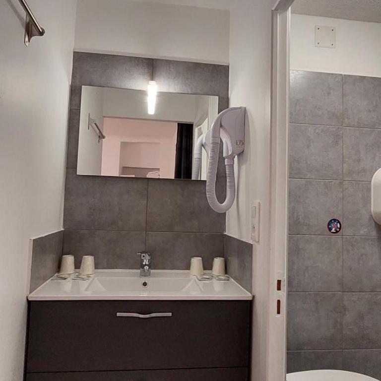 Hotel pascal - Chambre Quadruple avec Douche - 1