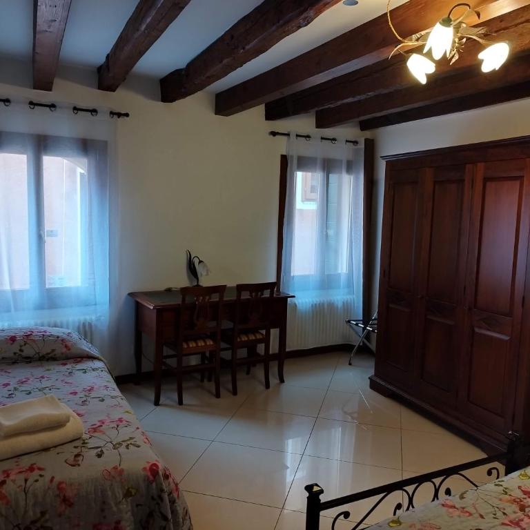 Sweet Venice - checkin at "Alloggi SS Giovanni e Paolo" - Double or Twin Room with Shared External Bathroom - 12