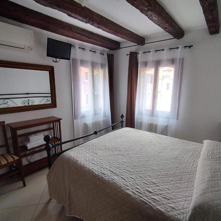 Sweet Venice - checkin at "Alloggi SS Giovanni e Paolo" - Double or Twin Room with Shared External Bathroom - 13