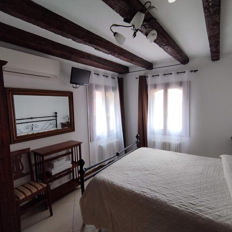 Sweet Venice - checkin at "Alloggi SS Giovanni e Paolo" - Double or Twin Room with Shared External Bathroom - 15