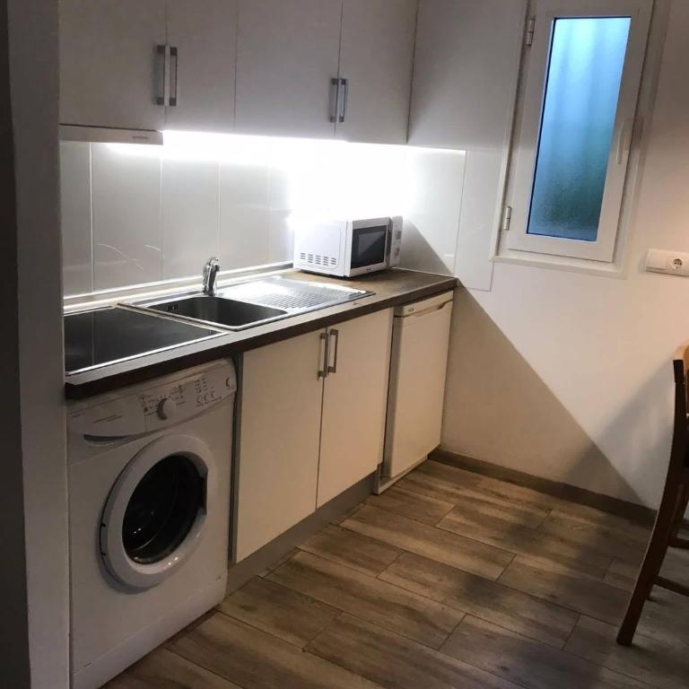 Puerto Banus Apartment near beachfront, big sunny terrace, pool, tennis court, parking & movies projector - One-Bedroom Apartment - 16