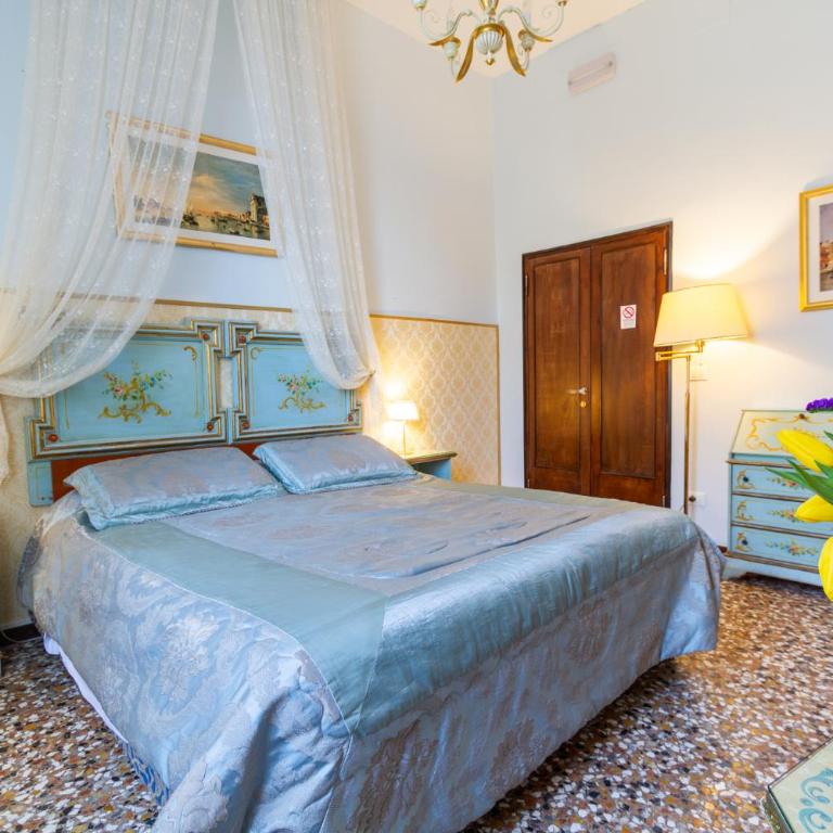 Art Dreams B&B - Camera Matrimoniale con Bagno in Comune - 13
