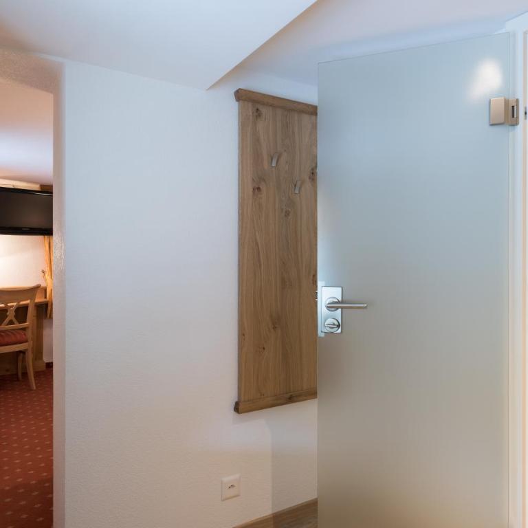 Hotel Restaurant Hirschen - Double Room with two Extra Beds - 4