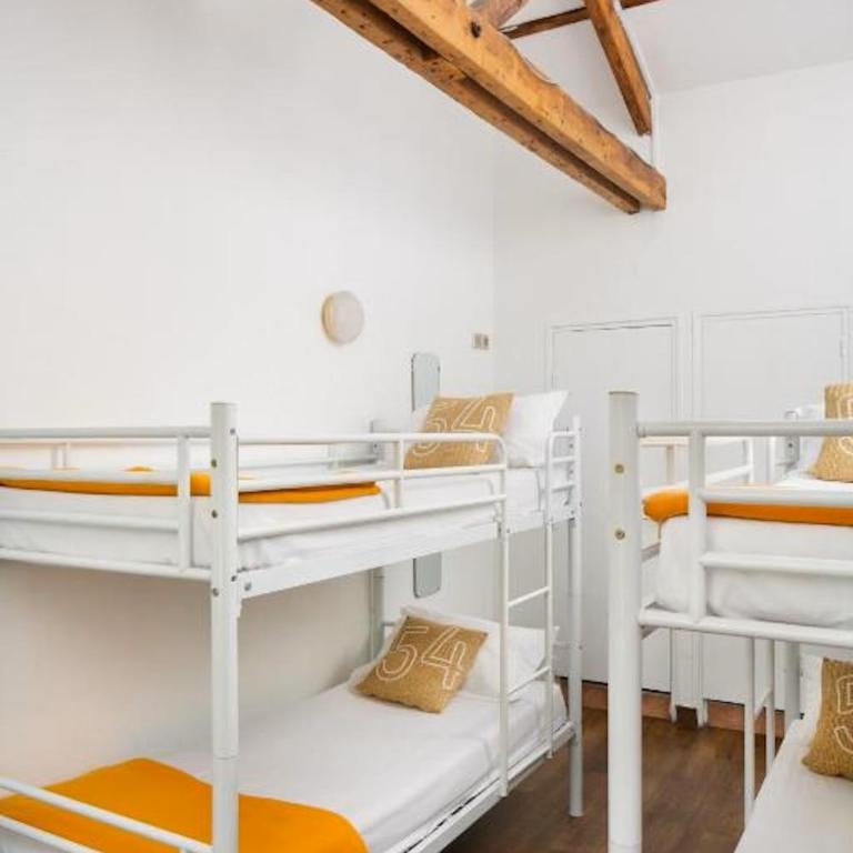 Le Village Montmartre - Bed in 4-Bed Female Dormitory Room - 1