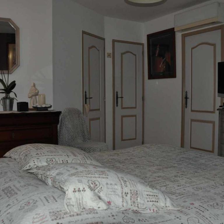 Chambres d'Hôtes dans villa avec piscine chez Raphaële - Chambre Double - Vue sur Jardin - 9