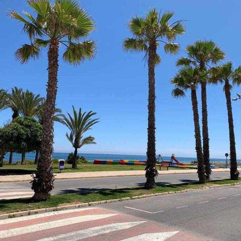 Precioso apartamento a 200 metros del mar - Three-Bedroom Apartment - 23