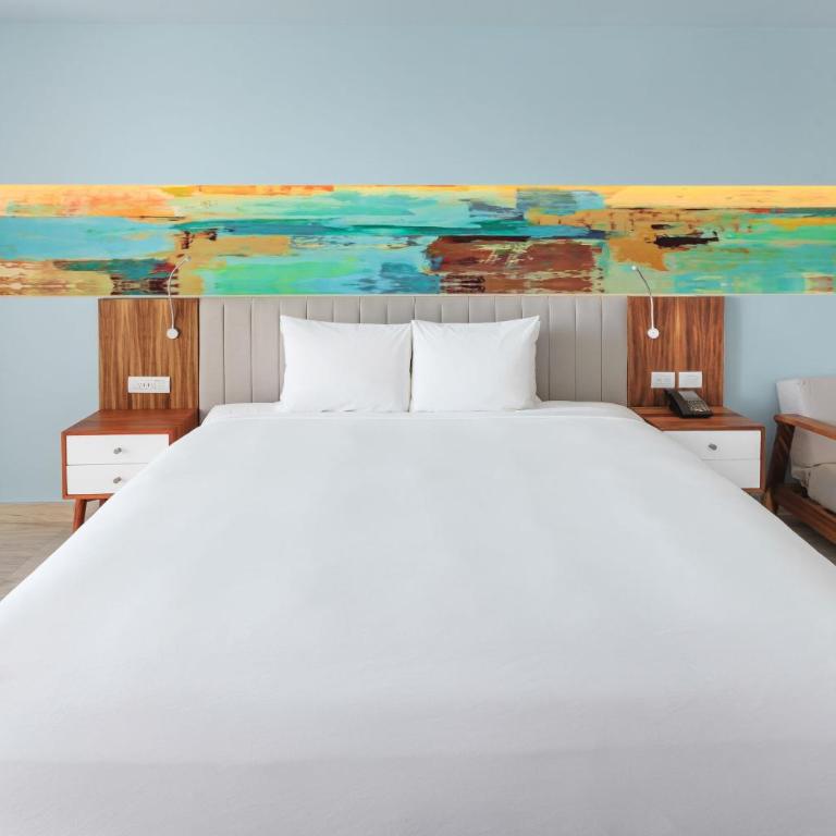 Courtyard by Marriott Mazatlan Beach Resort - One-Bedroom King Suite with Balcony and Ocean View - 6