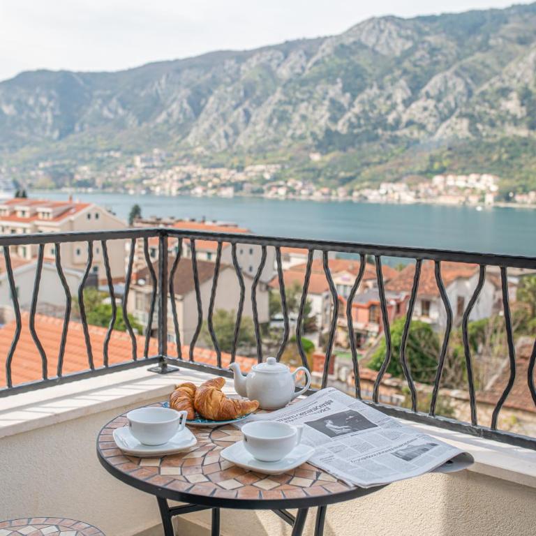 Enyana Luxury Suites - Apartment with Balcony - 2