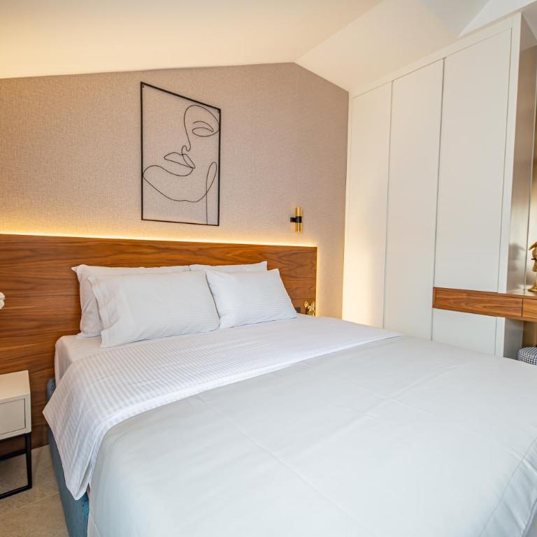 Enyana Luxury Suites - Apartment with Balcony - 9