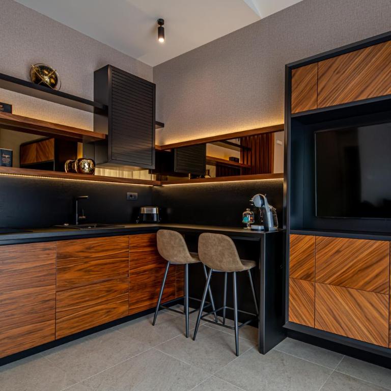 Enyana Luxury Suites - Apartment with Balcony - 6