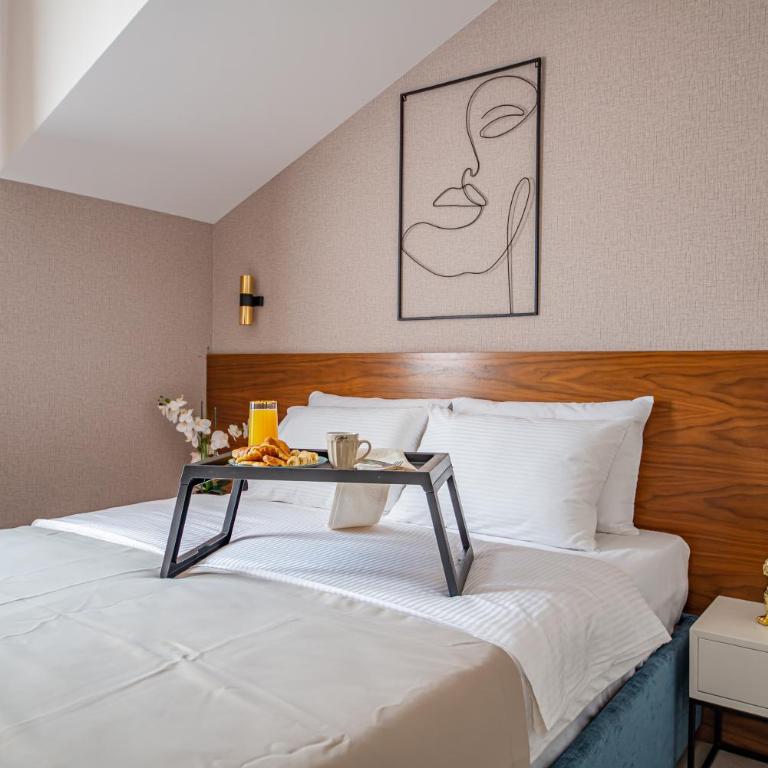 Enyana Luxury Suites - Apartment with Balcony - 10