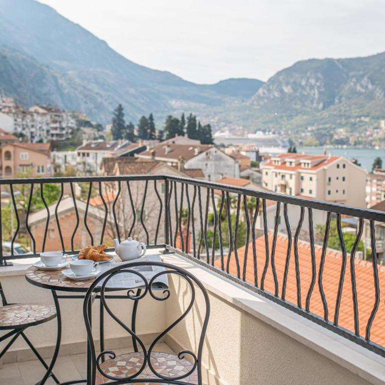 Enyana Luxury Suites - Apartment with Balcony - 18