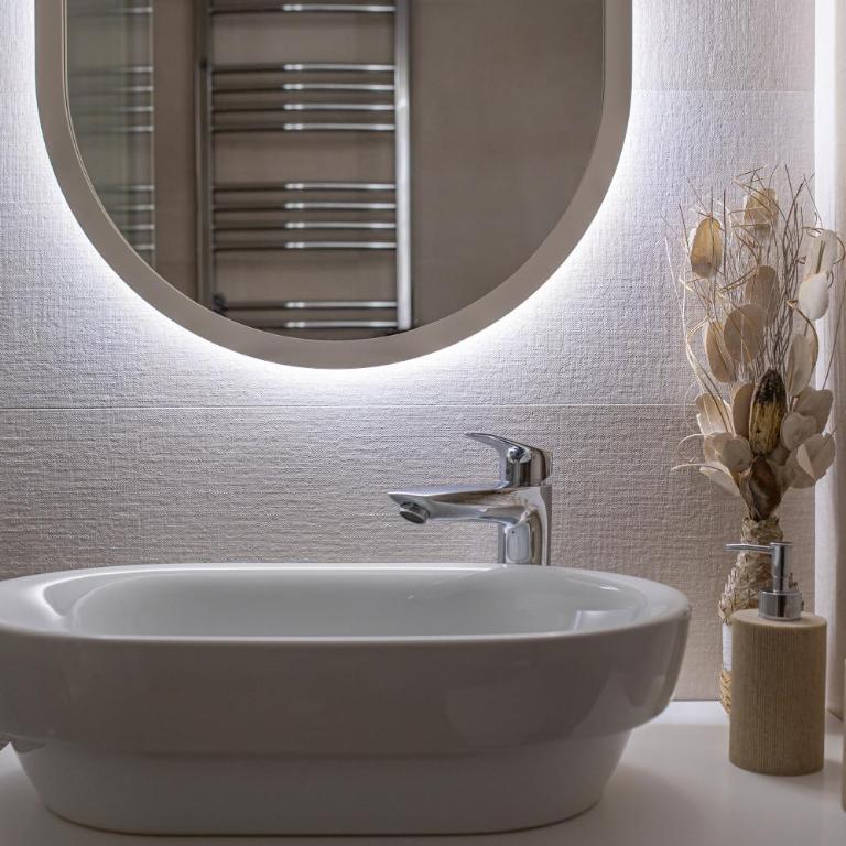 Enyana Luxury Suites - Apartment with Balcony - 16