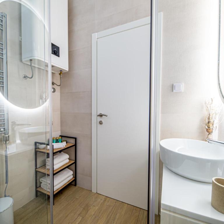 Enyana Luxury Suites - Apartment with Balcony - 17