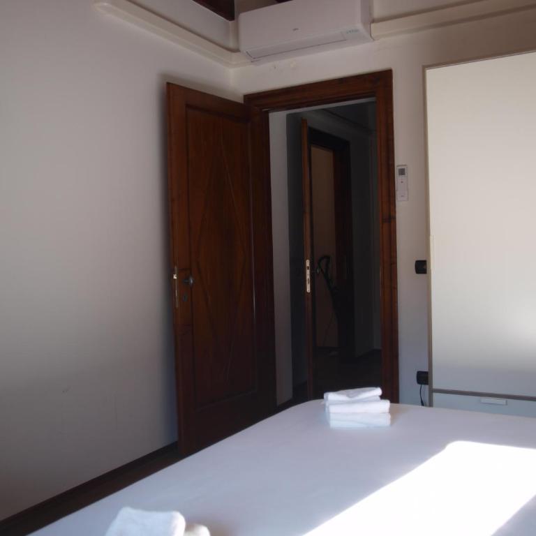 Palazzo Regina - Camera Matrimoniale Ampia con Bagno in Comune - 2