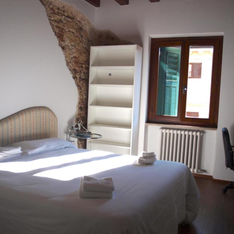 Palazzo Regina - Camera Matrimoniale Ampia con Bagno in Comune - 3