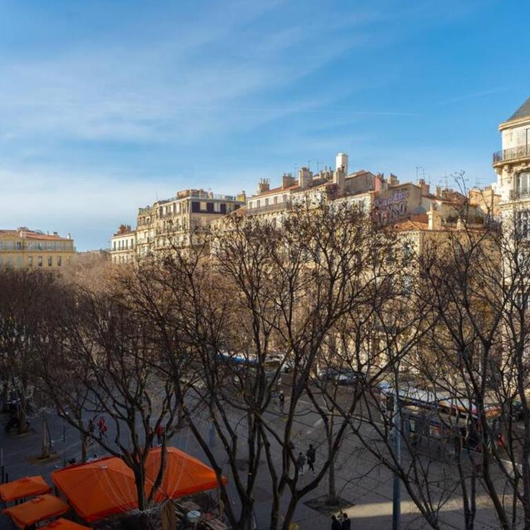 Superbe appart, central, petit balcon & vue Place - Appartement 1 Chambre - 37