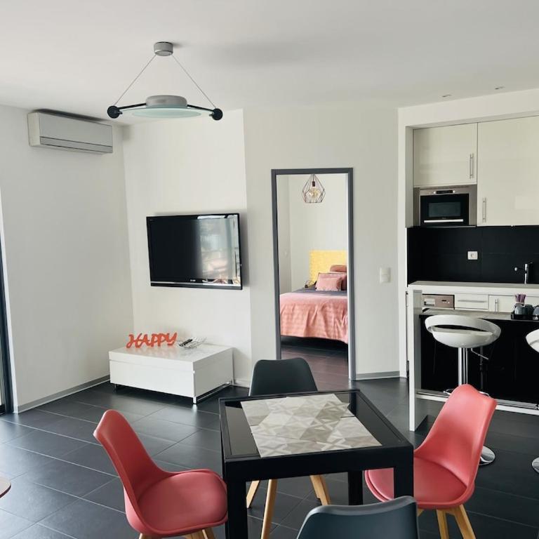 T2 Front de Mer 2pers 1 minute de la plageT2 de 44 m2 plus terrasse 16m2 , vue mer panoramique et en face de la plage Cet appartement refait à neuf bénéficie d'un confort et d un équipement optima Cet appartement est idéal pour 2 personnes avec sa chamb - Appartement 1 Chambre - 3