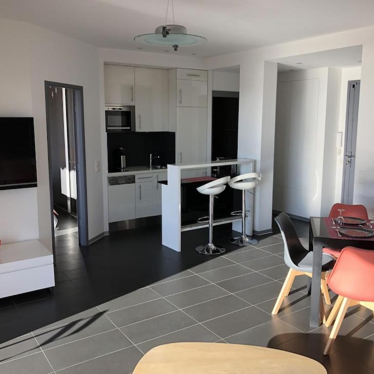 T2 Front de Mer 2pers 1 minute de la plageT2 de 44 m2 plus terrasse 16m2 , vue mer panoramique et en face de la plage Cet appartement refait à neuf bénéficie d'un confort et d un équipement optima Cet appartement est idéal pour 2 personnes avec sa chamb - Appartement 1 Chambre - 11