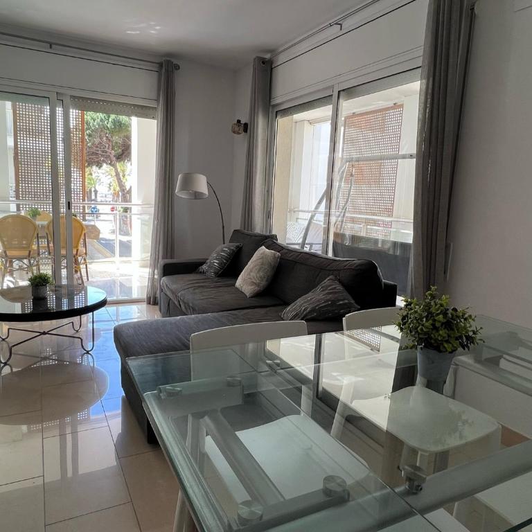 SOLIMAR 10 SALOU Solo FAMILIAS con Parking y piscina - Two-Bedroom Apartment - 77