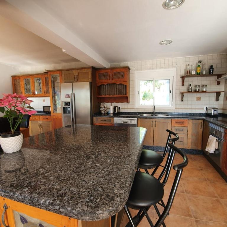 5 Bedroom Villa with HEATED Pool with breath-taking Sea Views, Walking distances to Shops Restaurants Beach - Villa - 13