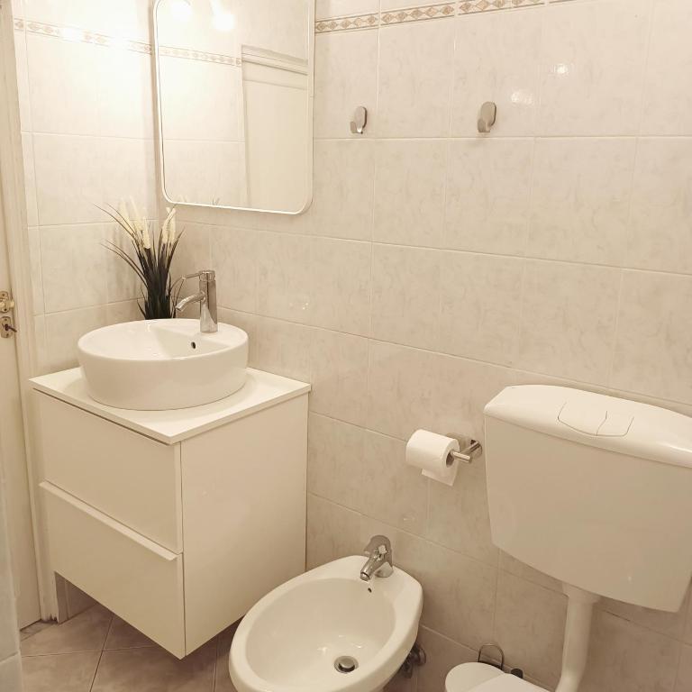 Handy House - Two-Bedroom Apartment - 18
