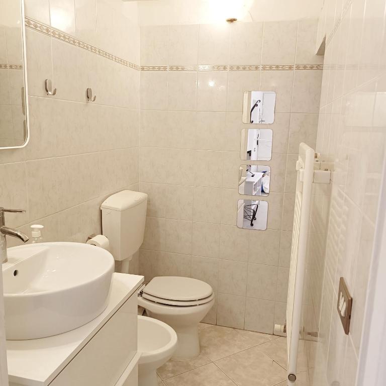 Handy House - Two-Bedroom Apartment - 17