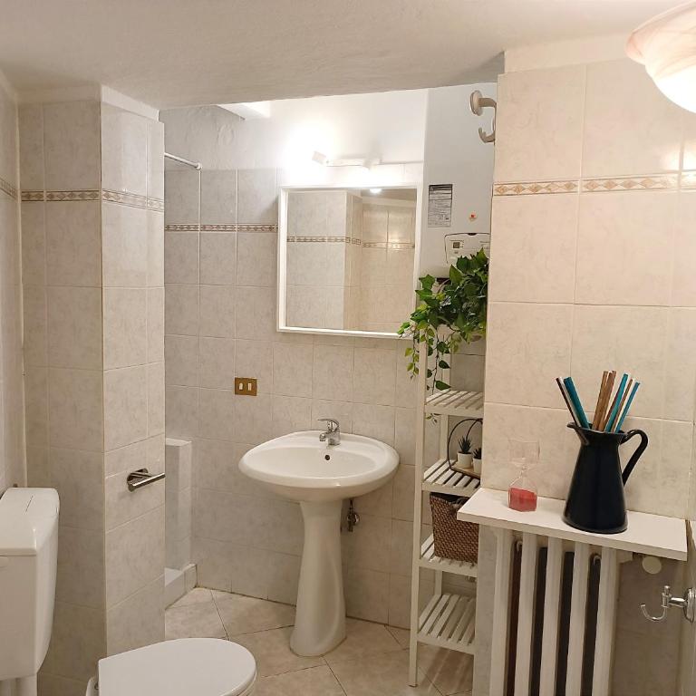 Handy House - Two-Bedroom Apartment - 16