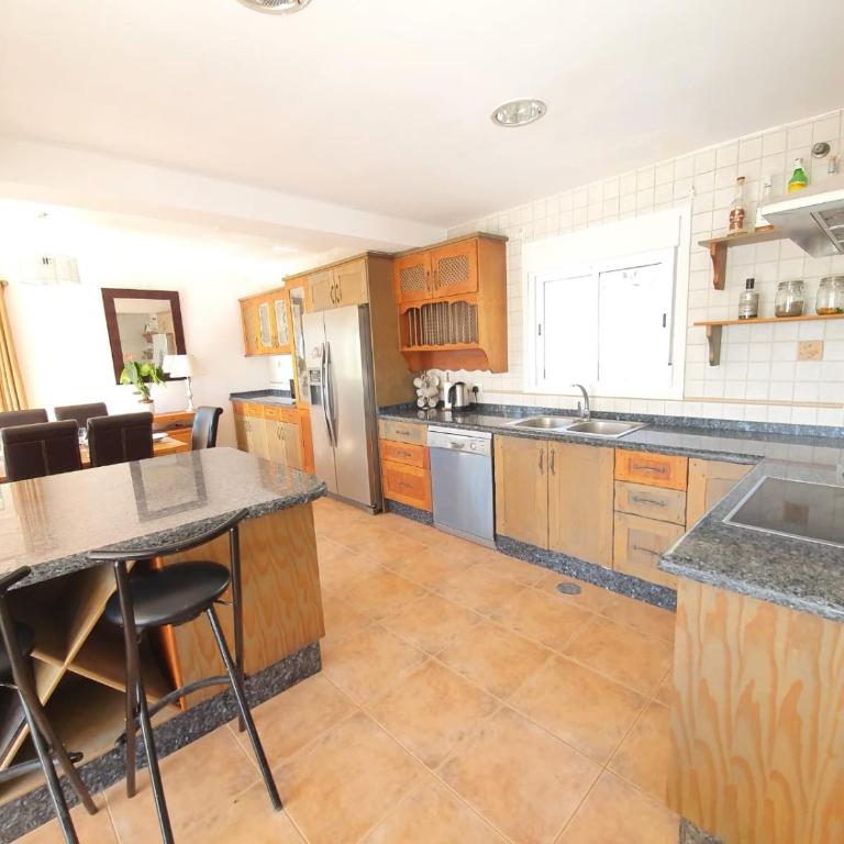 5 Bedroom Villa with HEATED Pool with breath-taking Sea Views, Walking distances to Shops Restaurants Beach - Villa - 9