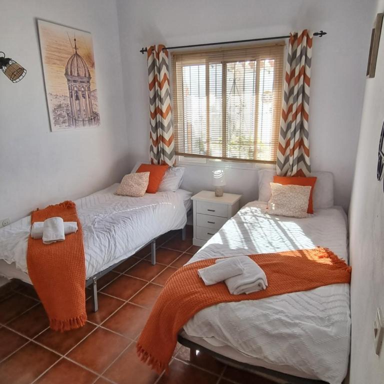 Lovely 2 Bed Apartment with Stunning views & Pool - Appartement 2 Chambres - 5