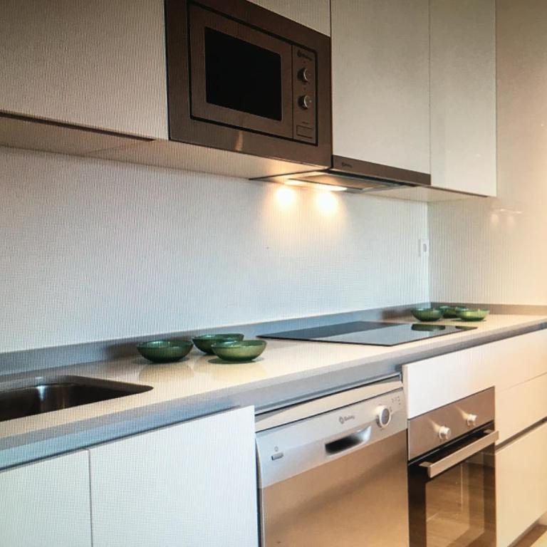 central bright apartment, community pool and own private pool on splendid terrace, garage, beach 900m, mountains 200m - Apartamento de 2 dormitorios - 4